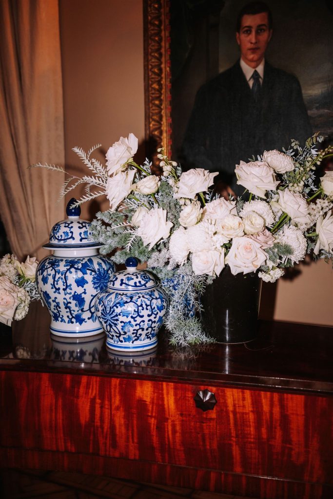 decoración de boda en pazo gallego con flores y velas