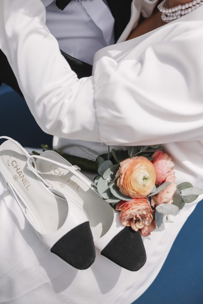 boda elegante en Galicia con decoración floral y mesa de invitados